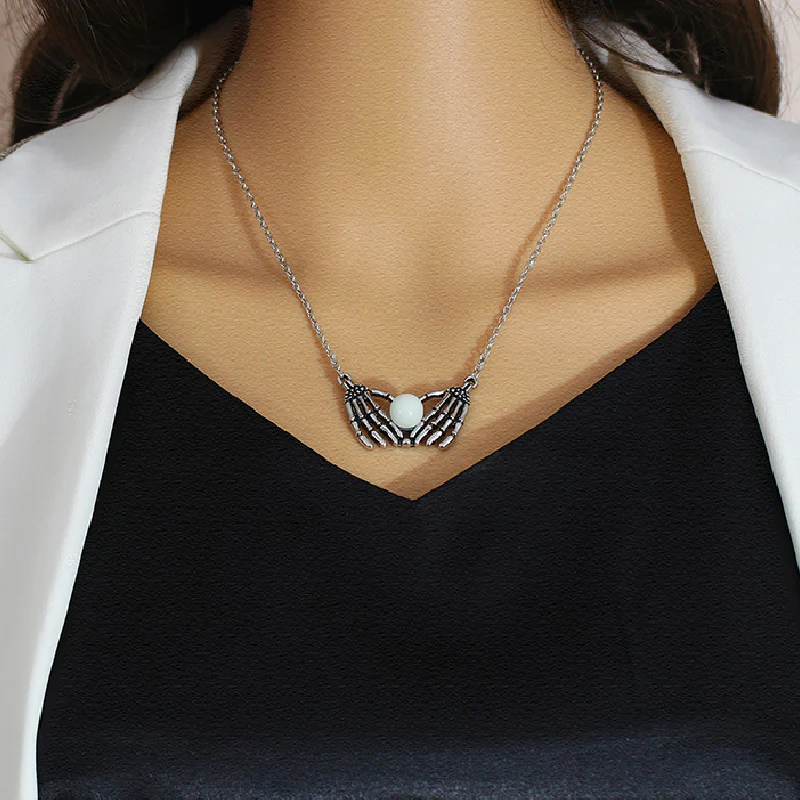 RETRO PUNK SKELETON HAND LUMINOUS NECKLACE