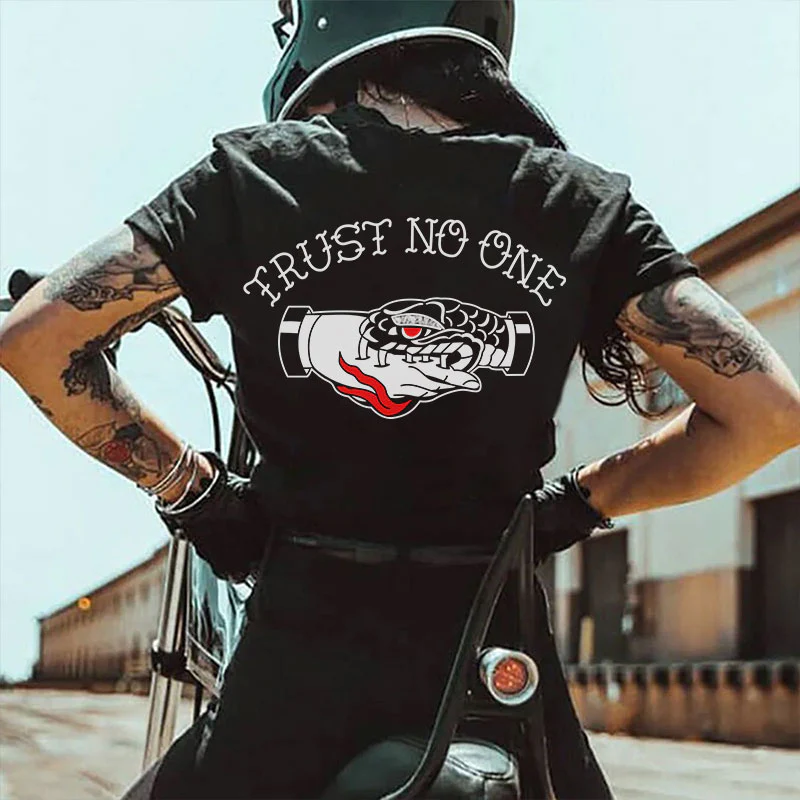 TRUST NO ONE PRINT WOMEN'S T-SHIRT