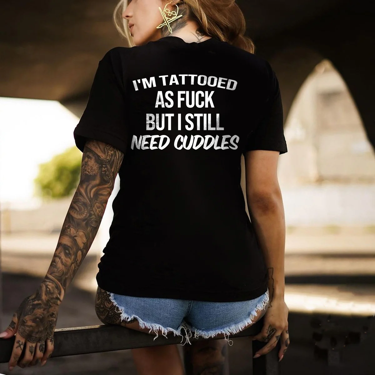 I'M TATTOOED AS FUCK BUT I STILL NEED CUDDLES PRINT T-SHIRT
