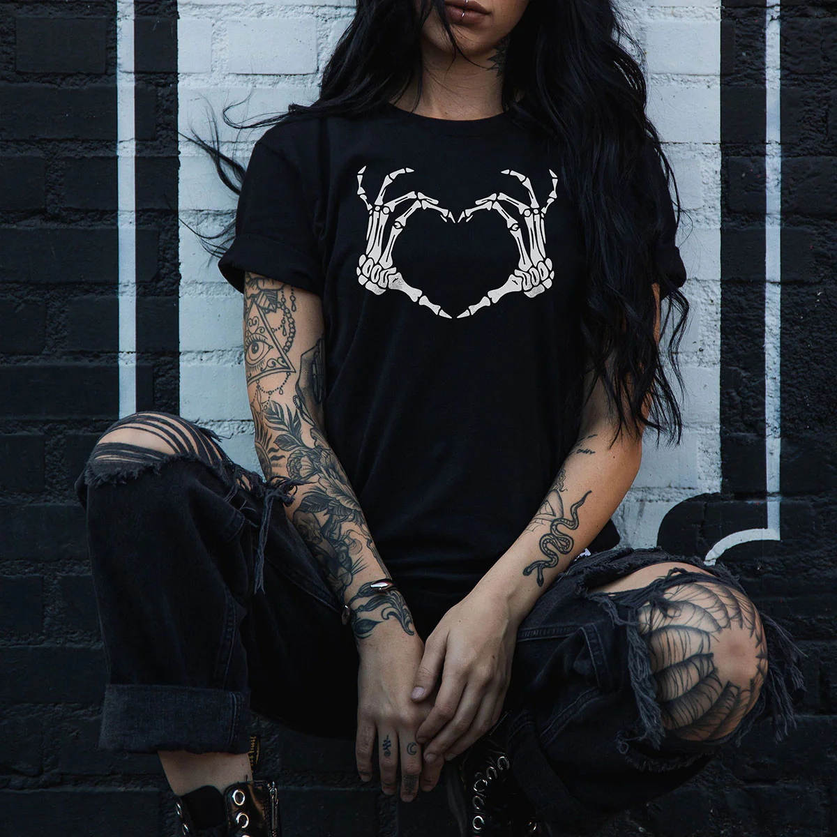 SKELETON HAND HEART SIGN PRINTED T-SHIRT